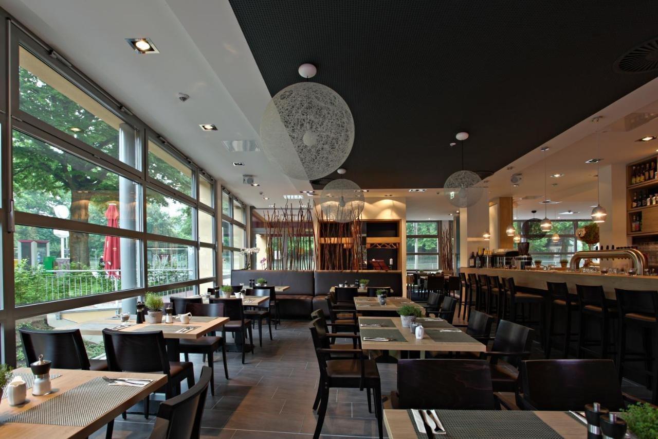 Отель Western Plaza 4*