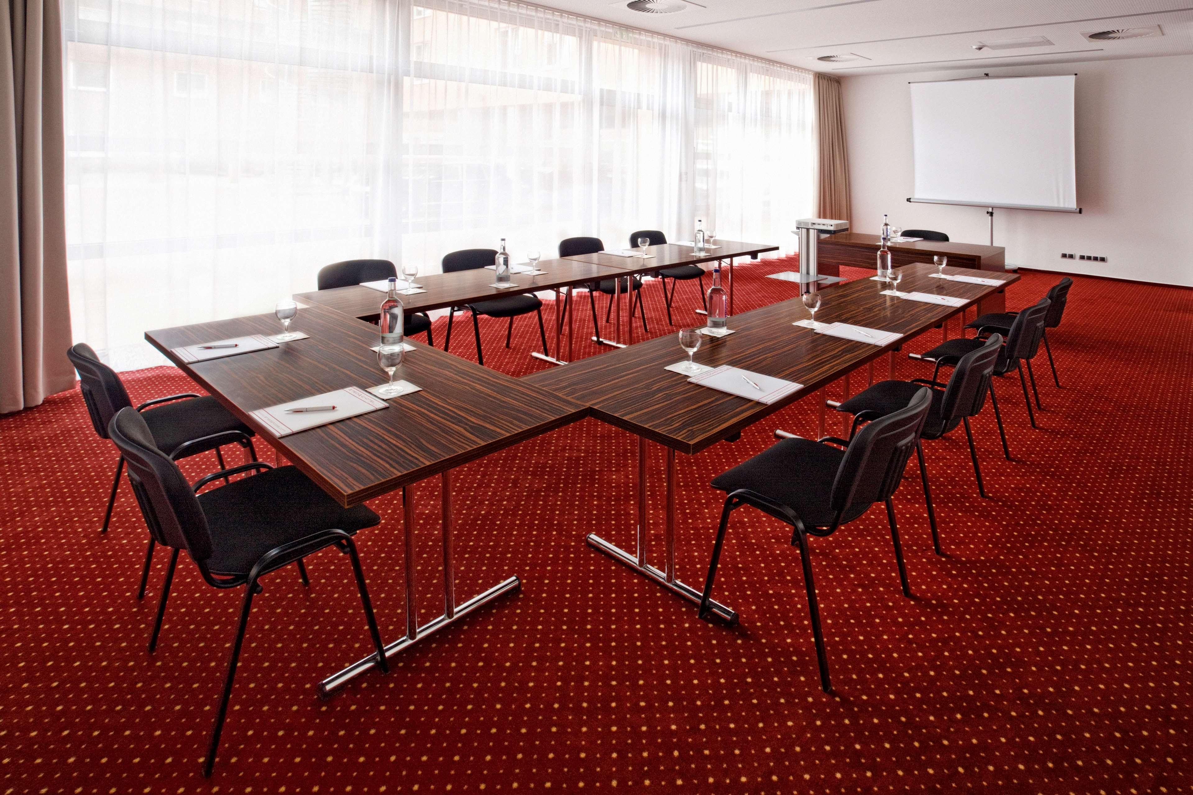 Отель Western Plaza 4*
