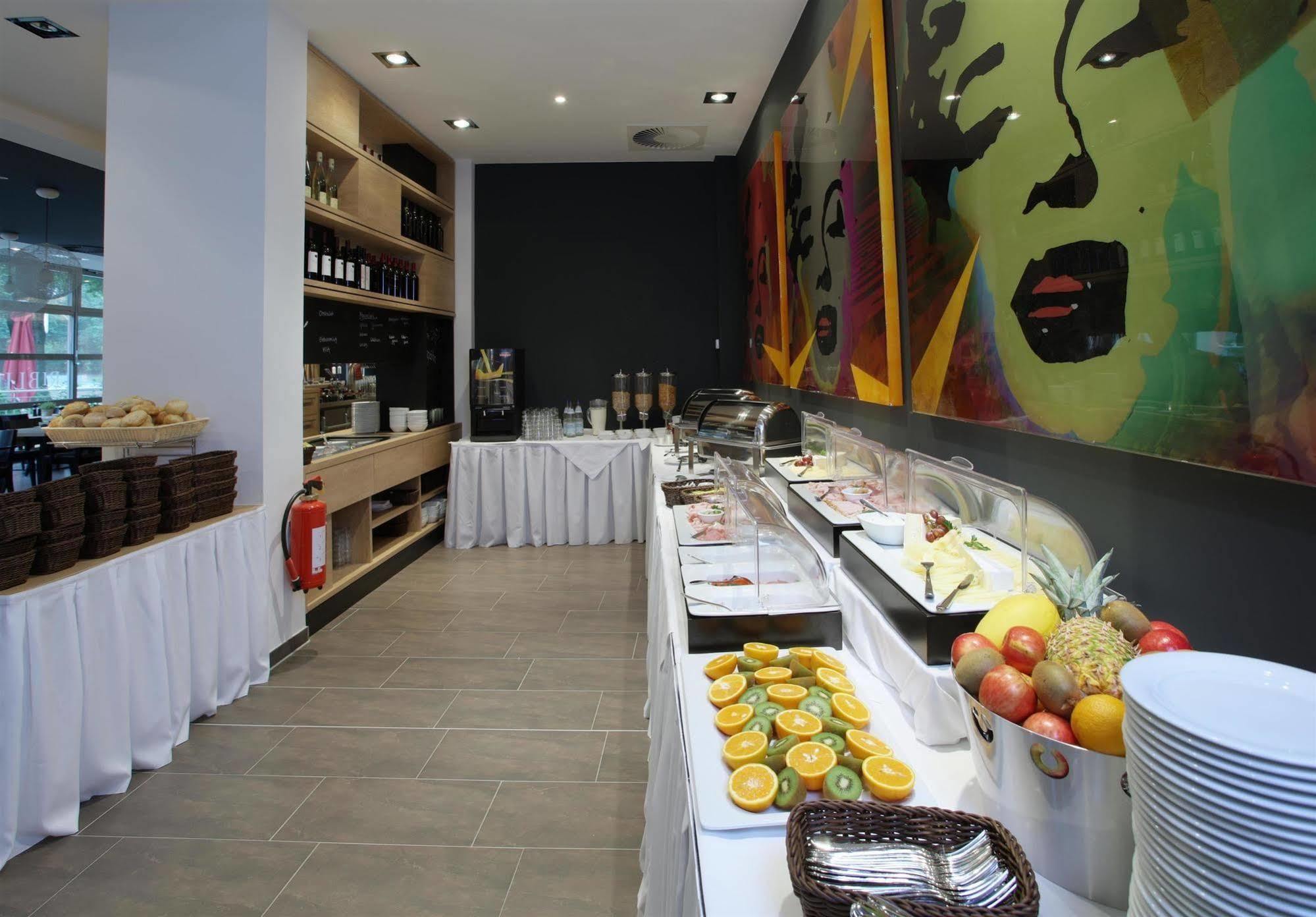 Western Plaza Отель 4*